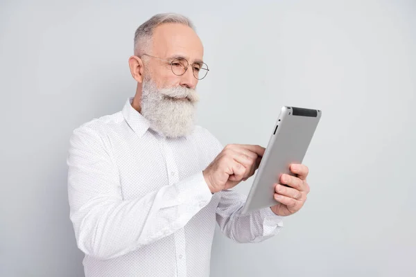 Perfil da foto lateral do homem de negócios envelhecido concentrado olhar olhar ler procurar tablet isolado sobre fundo de cor cinza — Fotografia de Stock