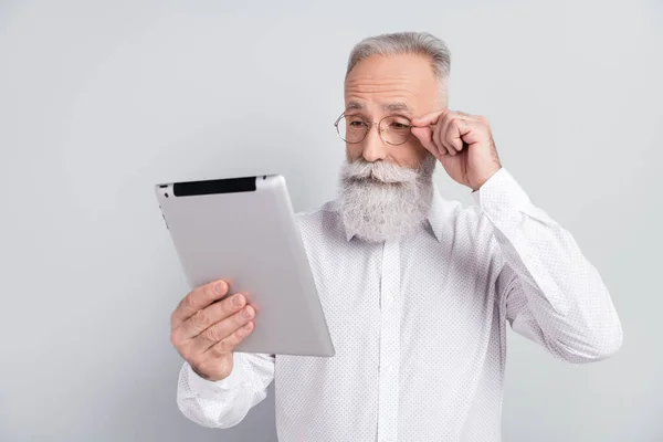 Düşünceli, akıllı, yaşlı bir adamın fotoğrafı. Boş görünüyor. Gözlük tak. — Stok fotoğraf