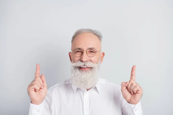 Foto de anciano hombre feliz sonrisa positiva punto dedos vacío espacio ad promo elección sugieren aislado sobre fondo de color gris — Foto de Stock