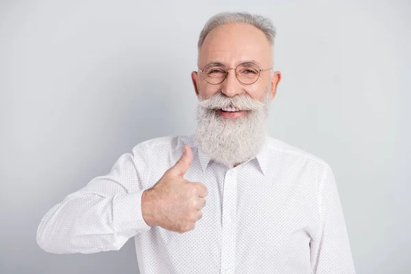 Yaşlanmış adamın fotoğrafı, mutlu pozitif gülümseme. Gri arkaplanda izole edilmiş harika bir reklam gibi başparmağınızı kaldırın. — Stok fotoğraf