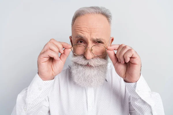 Photo de vieil homme sérieux suspect porter des lunettes intéressé porter chemise isolée sur fond de couleur grise — Photo