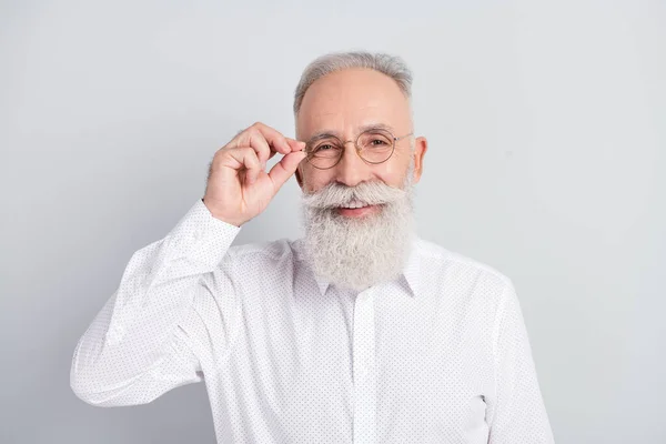 Photo de beaux cheveux gris joyeux lunettes tactiles vieux homme porter chemise blanche isolé sur fond de couleur grise — Photo