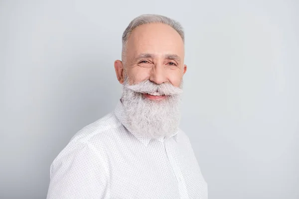 Zdjęcie szczęśliwego pozytywnego wesołego staruszka uśmiech miły dobry nastrój nosić białą koszulę izolowane na szarym tle koloru — Zdjęcie stockowe