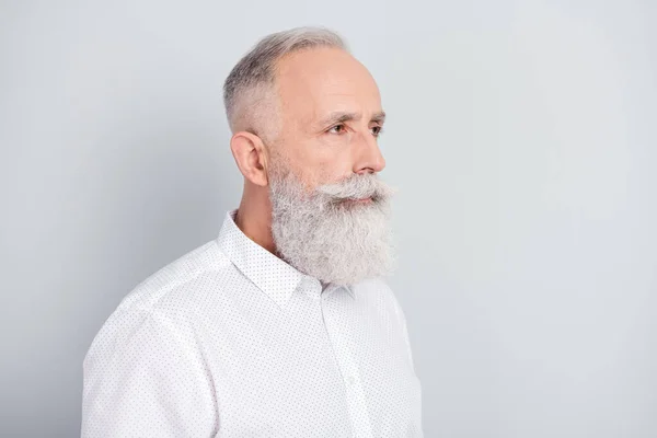 Profil côté photo de l'homme âgé confiant regarder espace vide concentré concentré isolé sur fond de couleur grise — Photo