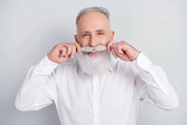 Foto de elegante encantador hombre viejo positivo mantenga fijo bigote sonrisa buen humor aislado sobre fondo de color gris —  Fotos de Stock