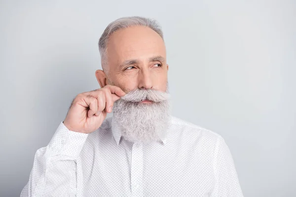 Bild av drömmande charmig gammal man ser tomt utrymme justera mustasch föreställa isolerad på grå färg bakgrund — Stockfoto