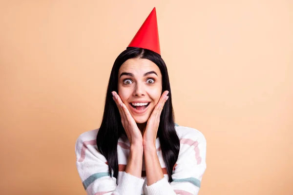 Fotografie mladé vzrušené dívky šťastný pozitivní úsměv ohromený překvapený oblečení strana klobouk izolované přes béžové barvy pozadí — Stock fotografie
