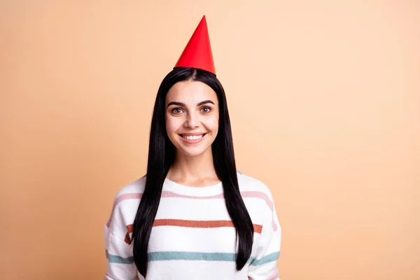 Photo de jeune fille attrayante heureux sourire positif porter chapeau de fête isolé sur fond de couleur beige — Photo