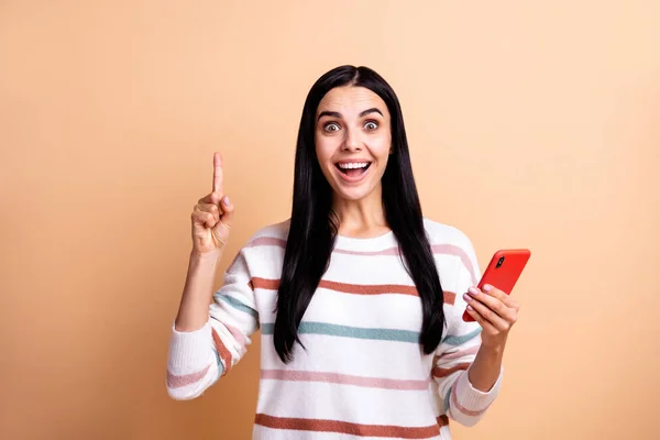 Foto van jonge vrolijke vrouw gelukkig positieve glimlach hebben een idee genie gebruik maken van mobiele telefoon geïsoleerd over beige kleur achtergrond — Stockfoto