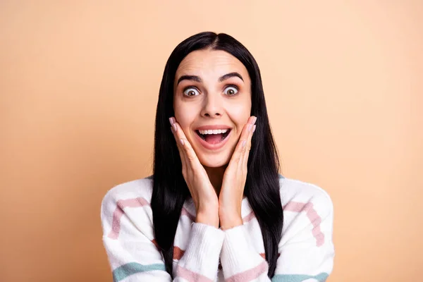 Fénykép a fiatal izgatott lány boldog pozitív mosoly megdöbbent meglepett hírek eladása elszigetelt bézs színű háttér — Stock Fotó