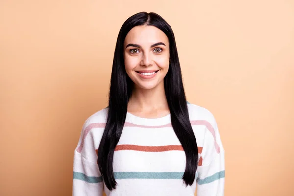 Fénykép a fiatal vonzó vidám nő boldog pozitív mosoly viselni jumper elszigetelt bézs színű háttér — Stock Fotó