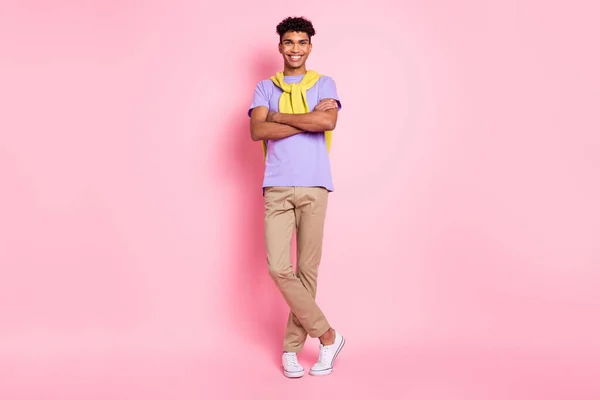 Full size foto van mooie optimistische brunette guy stand wear t-shirt broek geïsoleerd op roze kleur achtergrond — Stockfoto