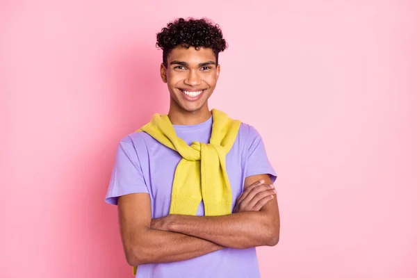 Foto de joven alegre africano feliz sonrisa positiva confianza cruzada manos aisladas sobre fondo de color pastel —  Fotos de Stock