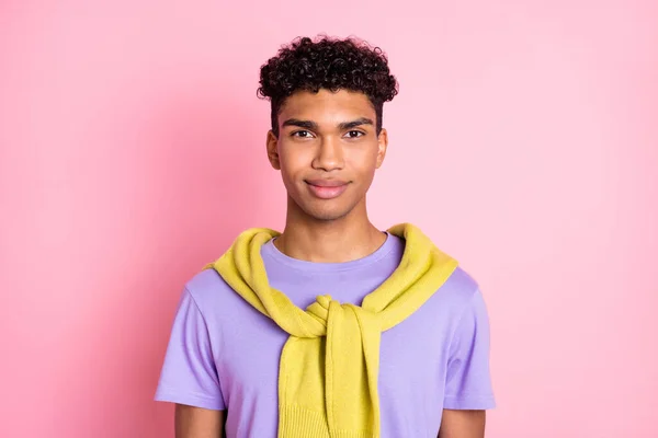 Foto de joven guapo feliz positivo sonriente afro hombre llevar jersey en los hombros aislados en el fondo de color rosa — Foto de Stock