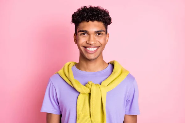 핑크 색 배경에 고립된 행복 한 긍정적 인 미소를 짓고 있는 젊고 쾌활 한 아프리카 남자의 사진 — 스톡 사진