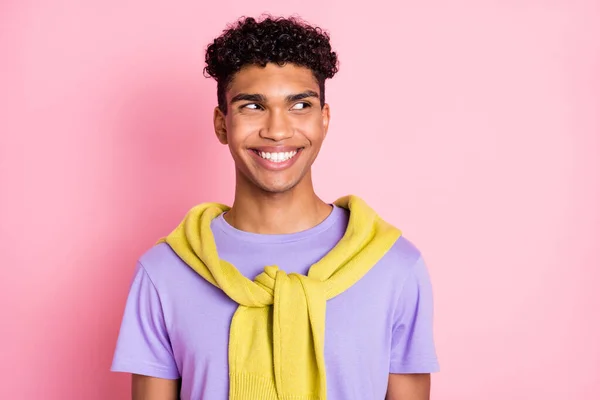 Foto av ung glad stilig svart kille glad positiv leende dröm ser tomt utrymme isolerad över pastell färg bakgrund — Stockfoto