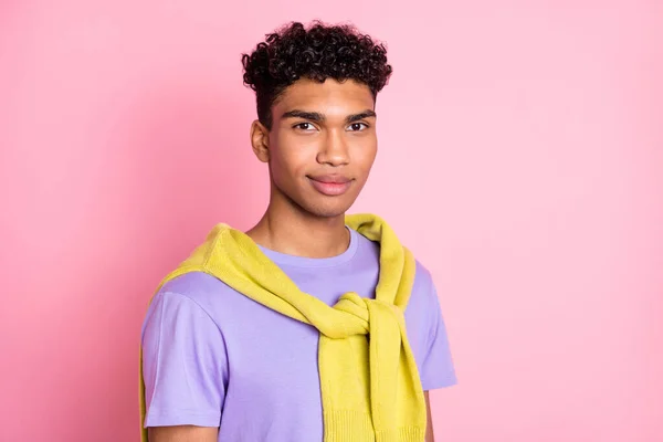 Foto de joven guapo positivo alegre africano hombre con puente en los hombros mira cámara aislada sobre fondo de color rosa — Foto de Stock