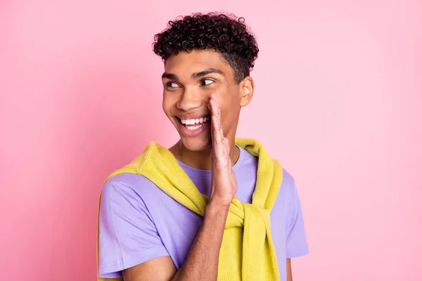 Foto de jovem alegre afro cara feliz sorriso positivo olhar espaço vazio dizer fofoca segredo isolado sobre cor rosa fundo — Fotografia de Stock