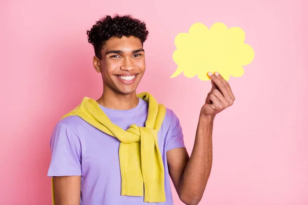 Foto de jovem negro alegre feliz sorriso positivo segurar papel nuvem diálogo discurso isolado sobre fundo cor pastel — Fotografia de Stock