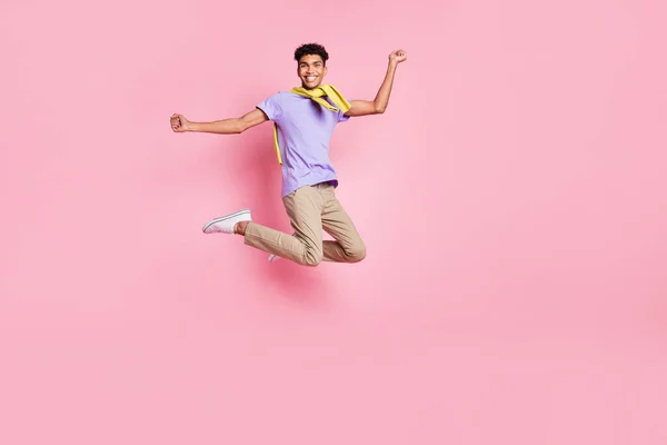 Foto de cuerpo entero de joven negro feliz sonrisa celebrar victoria éxito puños manos saltar aislado sobre rosa color de fondo — Foto de Stock