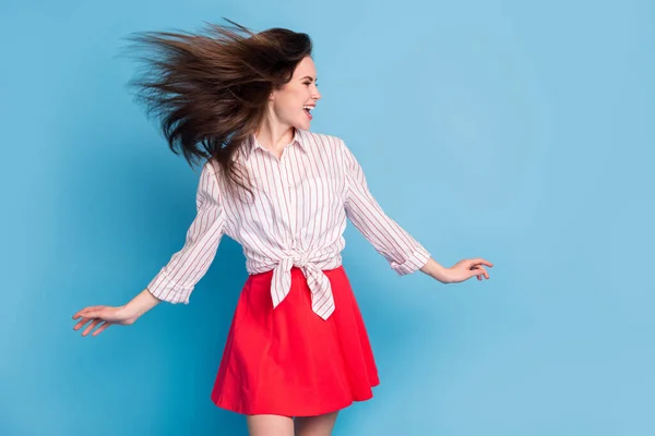 Retrato de atraente radiante alegre menina se divertindo jogando cabelo bom humor isolado sobre fundo de cor azul brilhante — Fotografia de Stock