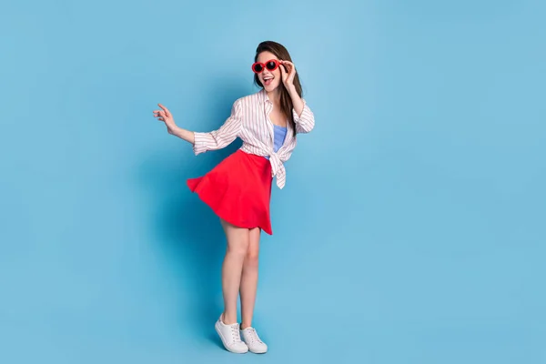 Vista completa del tamaño del cuerpo de la atractiva chica alegre posando divertirse tocando las especificaciones aisladas sobre fondo de color azul brillante — Foto de Stock