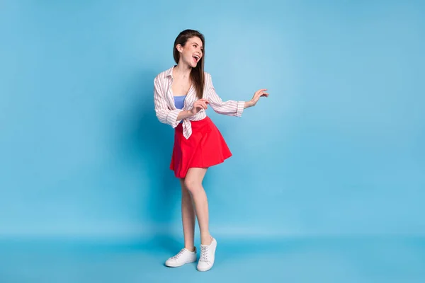 Ganzkörpergröße Ansicht der attraktiven fröhlich schlank fit Mädchen tanzen clubbing Spaß isoliert über helle blaue Farbe Hintergrund — Stockfoto