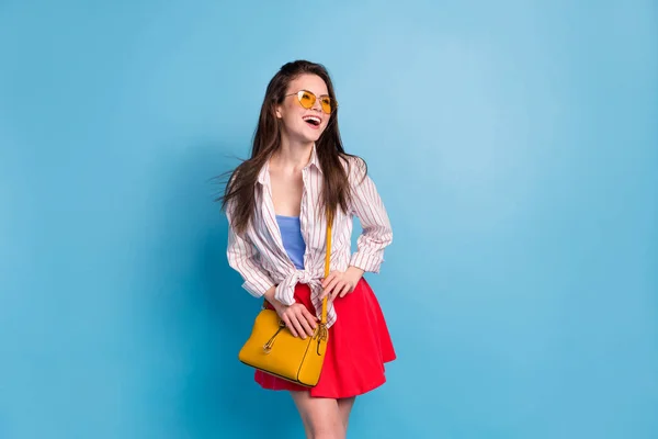 Πορτρέτο της ελκυστικής μόδας χαρούμενο κορίτσι που διασκεδάζει γελώντας καλή διάθεση απομονώνονται σε φωτεινό φόντο μπλε χρώμα — Φωτογραφία Αρχείου