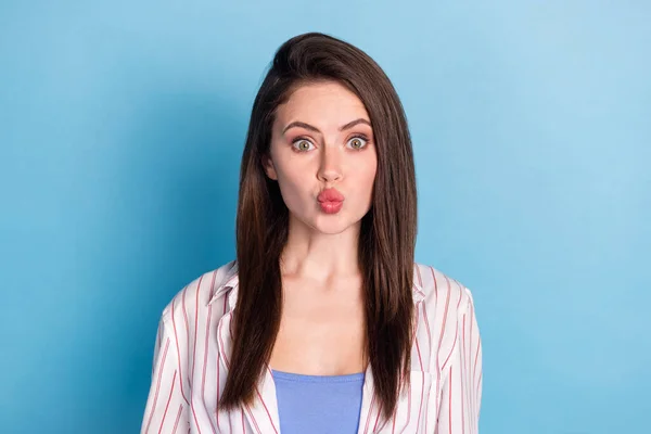 Портрет привабливої привабливої смішної дівчини, яка посилає вам повітряний поцілунок ізольовано на яскраво-блакитному фоні — стокове фото