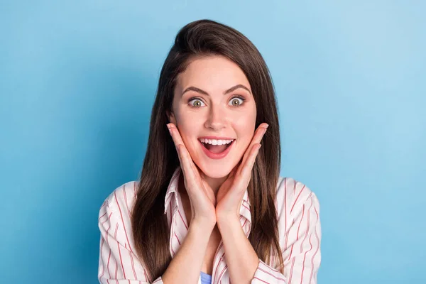 Close-up portrét atraktivní ohromený veselá dívka skvělý nápad plán řešení reakce izolované přes jasně modré barvy pozadí — Stock fotografie