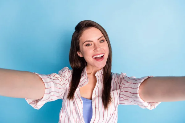 Retrato de adorável menina satisfeita tirar selfie sorriso dos dentes desfrutar de tempo livre isolado no fundo de cor azul — Fotografia de Stock
