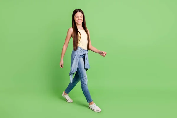 Foto de perfil de longitud completa de la sonrisa sonriente alumna amigable satisfecho mirada cámara aislada sobre fondo de color verde — Foto de Stock