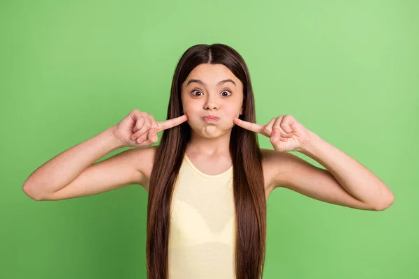 Ritratto di persona positiva che tiene le dita del respiro toccare le guance guardare la fotocamera isolata su sfondo di colore verde — Foto Stock