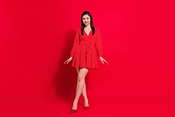 Foto de corpo inteiro de coquete morena senhora stand desgaste vermelho saia sapatos isolados no fundo de cor vívida — Fotografia de Stock