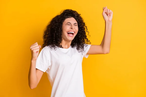 Foto-Porträt von Mädchen lachen überglücklich Mädchen gestikuliert wie Lottogewinner isoliert auf leuchtend gelbem Hintergrund — Stockfoto