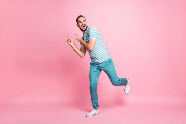 Ganzkörpergröße Ansicht der attraktiven sorgfältig funky fröhlichen Kerl tanzen Spaß haben Narren isoliert über rosa Pastellfarbe Hintergrund — Stockfoto