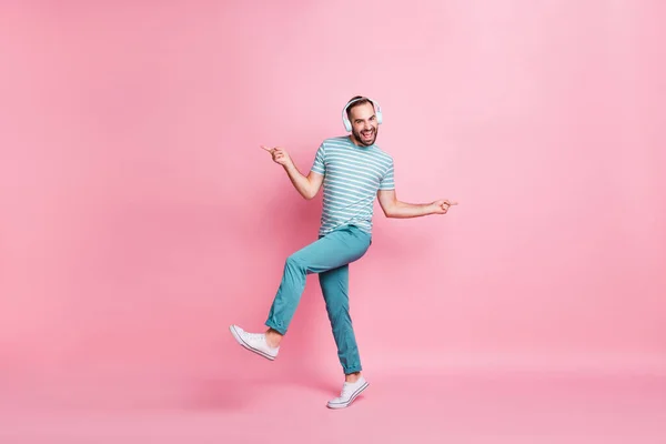 Pleine longueur corps taille vue de attrayant funky cool gai gars écoute mélodie avoir plaisir à danser isolé sur fond de couleur rose — Photo