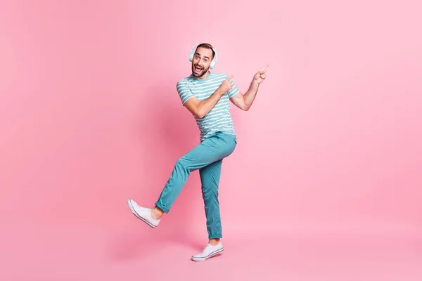 Pleine longueur corps taille vue de agréable funky enfantin gai gars écoute mélodie avoir amusant tromper isolé sur fond de couleur rose — Photo