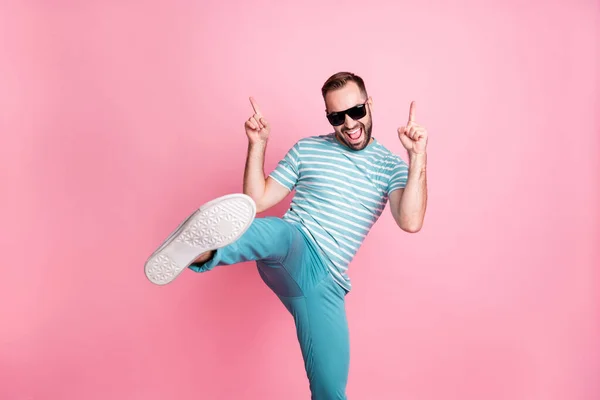 Retrato de agradable travieso alegre funky chico bailando divertirse usar gafas de sol mostrando suela aislada sobre rosa pastel color fondo —  Fotos de Stock