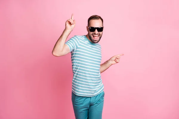 Retrato de buen tipo alegre alegre y despreocupado juguetón usando gafas de sol divirtiéndose bailando aislado sobre fondo de color pastel rosa —  Fotos de Stock