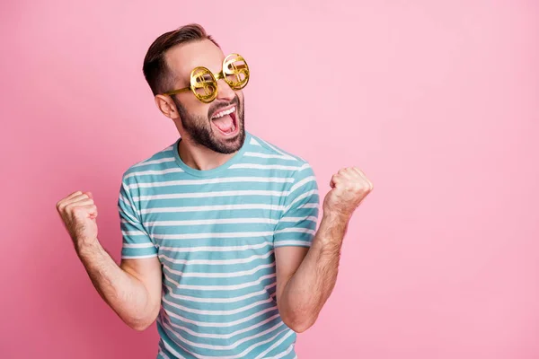 Primer plano retrato de agradable satisfecho alegre chico usando especificaciones dólar regocijo gran éxito aislado sobre rosa pastel color fondo —  Fotos de Stock