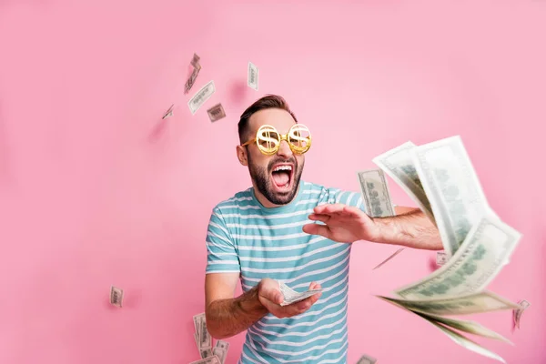 Portret van leuke gekke vrolijke man dragen dollar specs gooien ons 100 tarief budget salaris geïsoleerd over roze pastel kleur achtergrond — Stockfoto