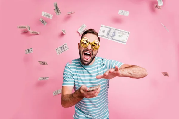 Πορτρέτο του συμπαθητικού χαρούμενου άντρα φορούν προδιαγραφές δολάριο ρίχνουν τις δαπάνες του προϋπολογισμού σπατάλη πιστωτικά κεφάλαια απομονώνονται σε ροζ παστέλ χρώμα φόντο — Φωτογραφία Αρχείου
