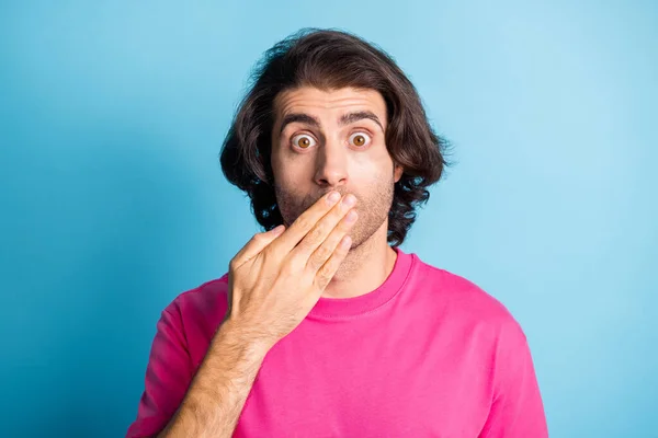 Retrato de asombrado joven triste mirada morena cámara cerrar la boca manos lleva aspecto casual aislado sobre fondo de color azul — Foto de Stock