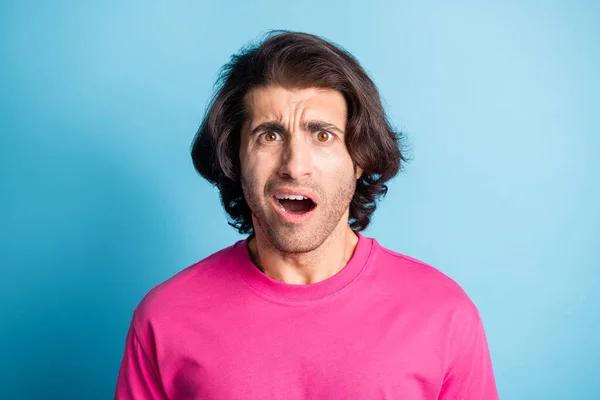 Retrato de estresado impactado pelo moreno árabe joven boca abierta desgaste casual camiseta aislada sobre fondo azul — Foto de Stock
