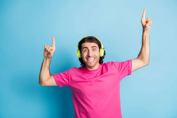 Porträt von schönen lustigen funky fröhlichen Kerl Fan genießen Hören einzigen Hit tanzen isoliert über hellblauen Farbhintergrund — Stockfoto