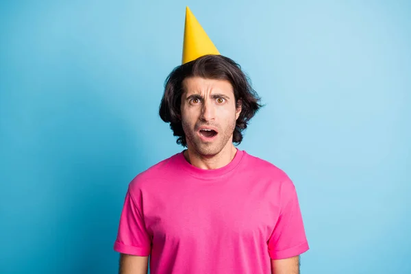 Retrato de un atractivo loco con gorra celebratoria amarilla cancelación de eventos de malas noticias aislado sobre fondo de color azul brillante — Foto de Stock