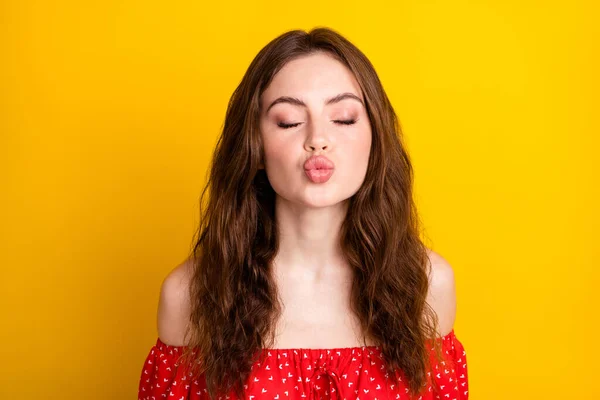 Fényképezés portré funky lány küldése levegő csók duzzadt ajkak piros ruhában elszigetelt élénk sárga színű háttér — Stock Fotó