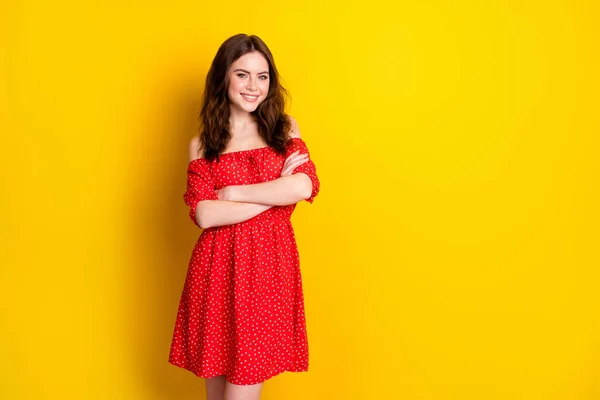 Foto retrato de mulher bonita com as mãos dobradas sorrindo no vestido vermelho isolado cor amarela brilhante fundo copyspace — Fotografia de Stock