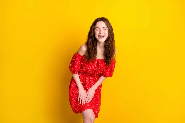 Foto retrato de menina funky rindo em vermelho fantasia impresso vestido isolado cor amarela brilhante fundo — Fotografia de Stock